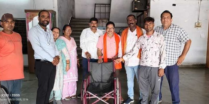 नगरपालिका अध्यक्ष ने दिव्यांग दीपक को भेंट की व्हीलचेयर