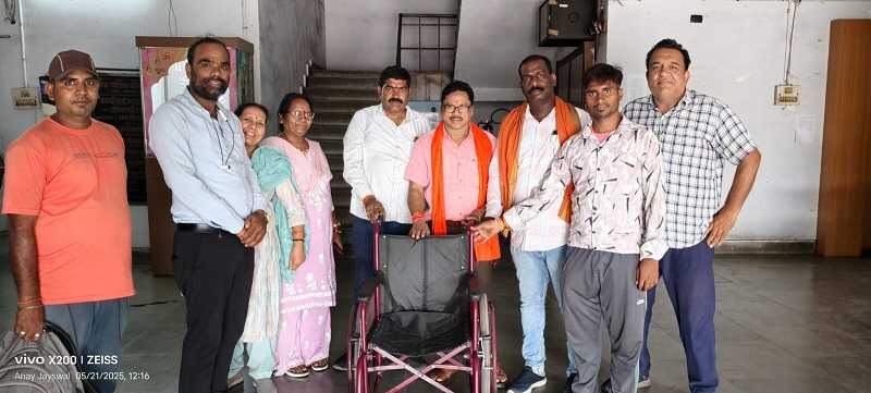 नगरपालिका अध्यक्ष ने दिव्यांग दीपक को भेंट की व्हीलचेयर नगरपालिका अध्यक्ष ने दिव्यांग दीपक को भेंट की व्हीलचेयर