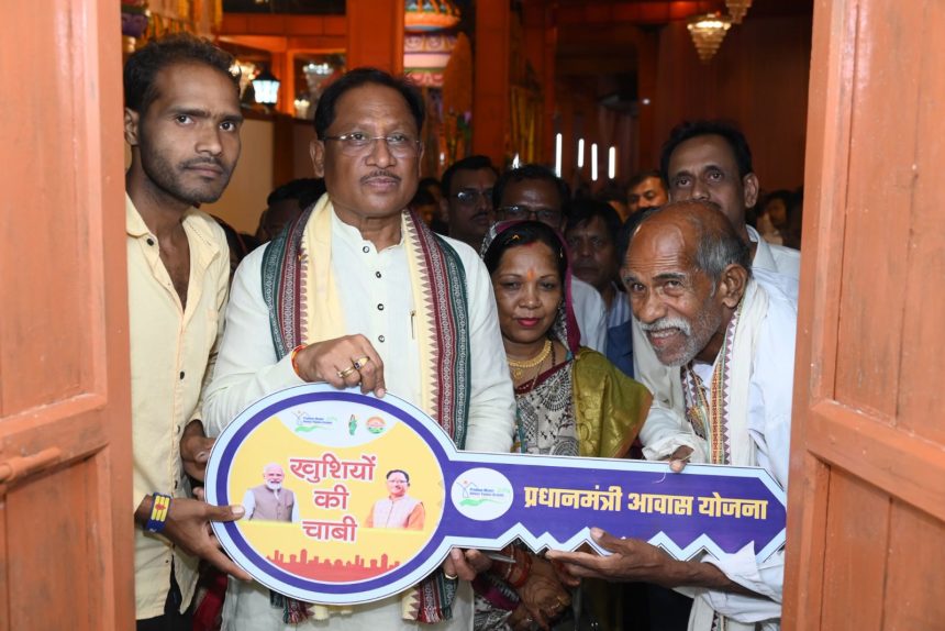 मुख्यमंत्री ने दोकड़ा में पीएम आवास योजना के हितग्राही संतु चक्रेस को चाबी देकर गृह प्रवेश कराया