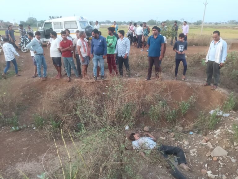 जांजगीर चांपा: नहर किनारे युवक की लाश मिलने से मच हड़कंप, सदमें में परिजन जांजगीर चांपा: नहर किनारे युवक की लाश मिलने से मच हड़कंप, सदमें में परिजन