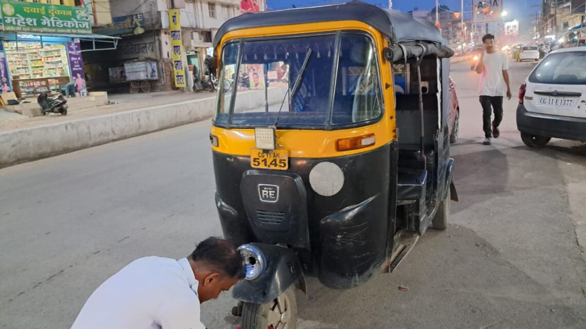 नो पार्किंग में खड़े किए वाहनों का लॉकिंग कर की जा रही है यातायात पुलिस द्वारा ताबड़तोड़ कार्यवाही नो पार्किंग में खड़े किए वाहनों का लॉकिंग कर की जा रही है यातायात पुलिस द्वारा ताबड़तोड़ कार्यवाही