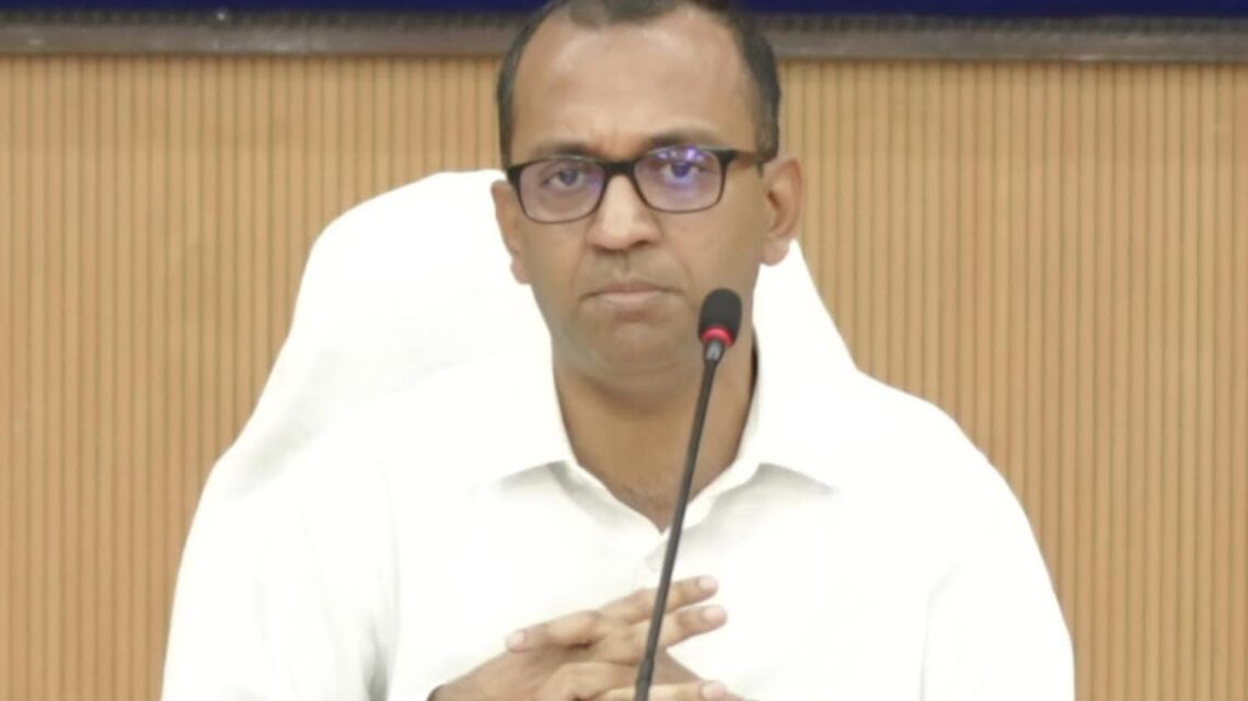 सड़क किनारे अतिक्रमण करके सामान रखने वाले दुकानदारों के विरुद्ध की जाए कार्यवाहीः कलेक्टर अजीत वसंत