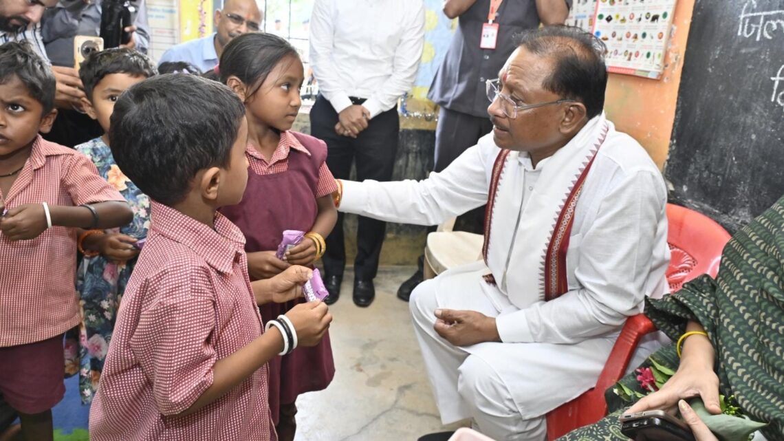 सुशासन तिहार के दौरे पर मुख्यमंत्री अचानक पहुंचे मांदरी गांव के आँगनबाड़ी केंद्र सुशासन तिहार के दौरे पर मुख्यमंत्री अचानक पहुंचे मांदरी गांव के आँगनबाड़ी केंद्र