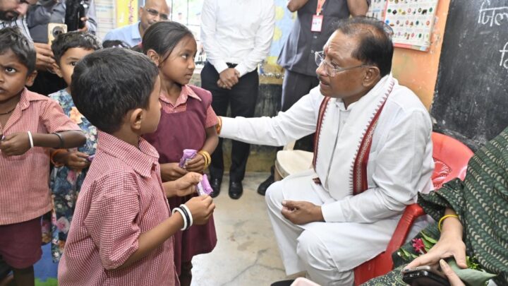 सुशासन तिहार के दौरे पर मुख्यमंत्री अचानक पहुंचे मांदरी गांव के आँगनबाड़ी केंद्र