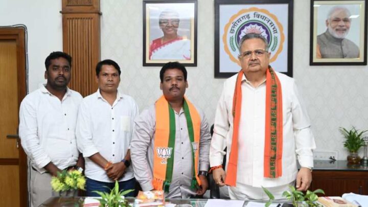 कोरबा जिले के भाजपा नेता दीपक जायसवाल ने पूर्व मुख्यमंत्री छत्तीसगढ़ विधानसभा अध्यक्ष डॉ रमन सिंह से की मुलाकात