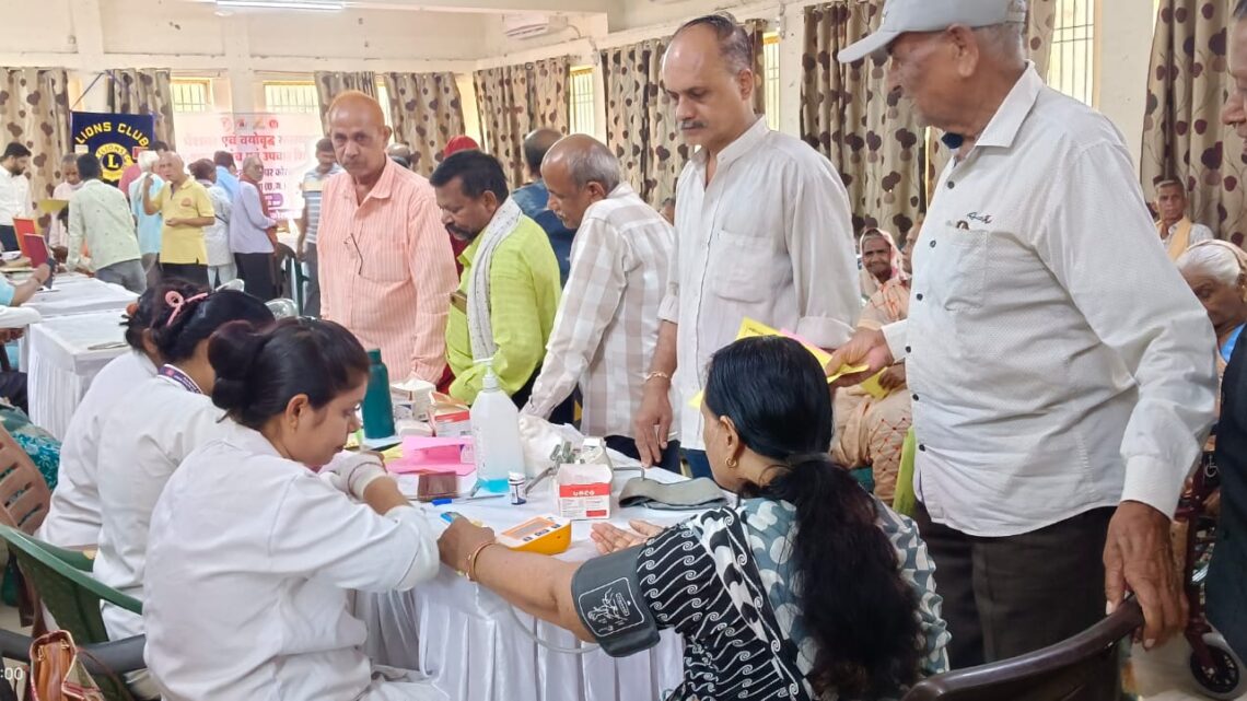 सियान सदन कोरबा में आयोजित स्वास्थ्य शिविर में 729 बुजुर्ग व्यक्तियों की हुई स्क्रीनिंग-किया गया निःशुल्क उपचार