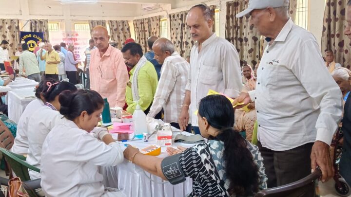 सियान सदन कोरबा में आयोजित स्वास्थ्य शिविर में 729 बुजुर्ग व्यक्तियों की हुई स्क्रीनिंग-किया गया निःशुल्क उपचार