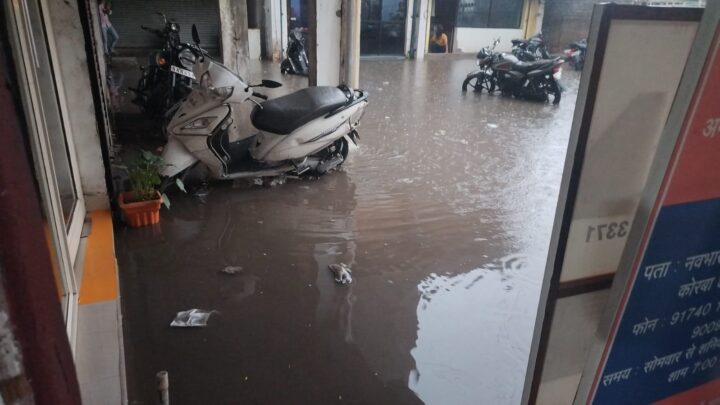 प्रेस कंपलेक्स में 15 मिनट की बारिश में पानी भरने से कार्यालयों में हुआ नुकसान
