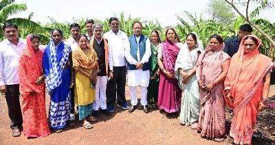 मुख्यमंत्री पहुंचे उत्कृष्ट किसान रोहित साहू के खेतों में : केला और पपीता की खेती से कमा रहे लाखों का मुनाफा, 15-20 लोगों को अपने खेत में दे रहे रोजगार