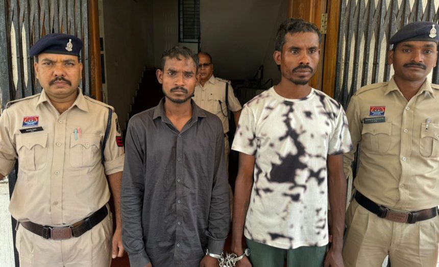 रायपुर पुलिस ने जानलेवा हमला करने वाले 02 आरोपियों को किया गिरफ्तार रायपुर पुलिस ने जानलेवा हमला करने वाले 02 आरोपियों को किया गिरफ्तार