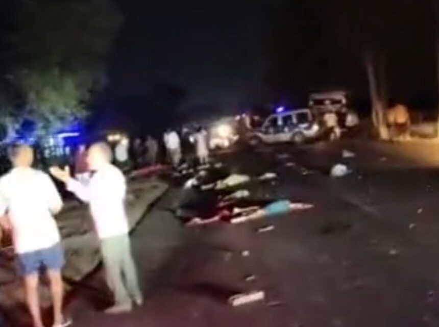 रायपुर में दर्दनाक सड़क हादसा, 17 लोगों की मौत रायपुर में दर्दनाक सड़क हादसा, 17 लोगों की मौत