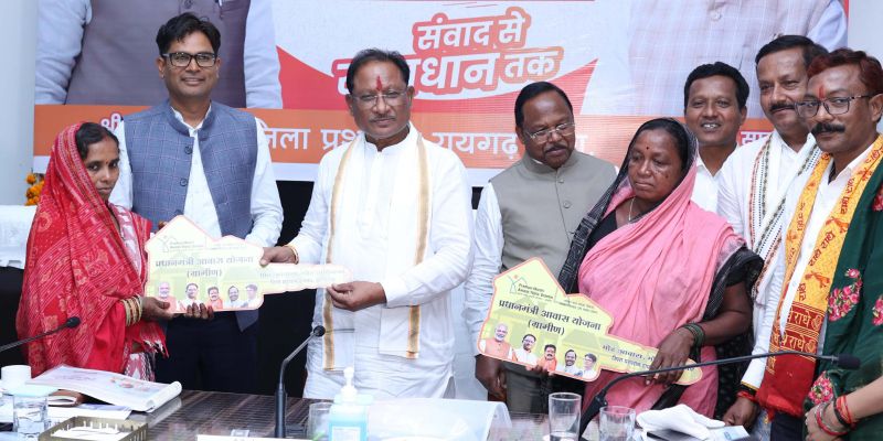 मुख्यमंत्री ने बिरहोर महिलाओं को सौंपी पक्के आवास की चाबी मुख्यमंत्री ने बिरहोर महिलाओं को सौंपी पक्के आवास की चाबी