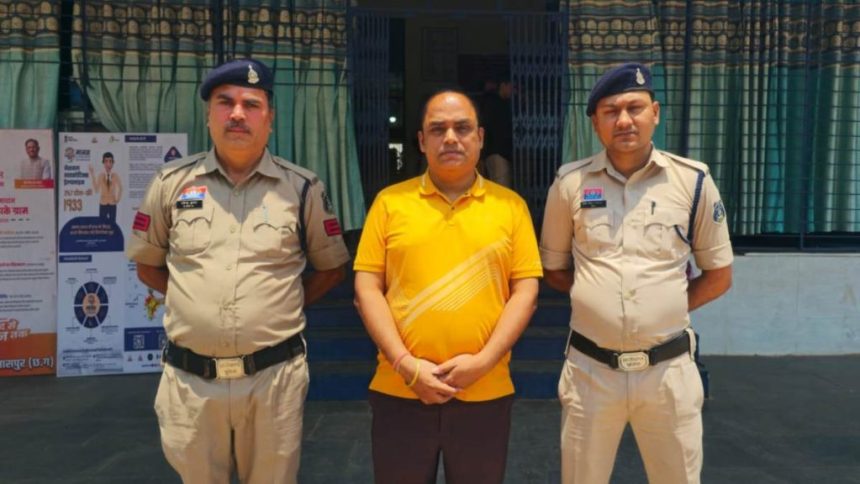बिलासपुर: गुरु घासीदास विश्वविद्यालय में नमाज प्रकरण मामले में पुलिस की बड़ी कार्रवाई, NSS प्रभारी दिलीप झा को किया गिरफ्तार, 8 अन्य पर भी FIR बिलासपुर: गुरु घासीदास विश्वविद्यालय में नमाज प्रकरण मामले में पुलिस की बड़ी कार्रवाई, NSS प्रभारी दिलीप झा को किया गिरफ्तार, 8 अन्य पर भी FIR