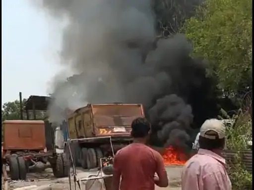 ट्रेलर के डीजल टैंक में वेल्डिंग के दौरान विस्फोट, वेल्डर झुलसा, वाहन में लगी भीषण आग, कर्मचारी अस्पताल में भर्ती