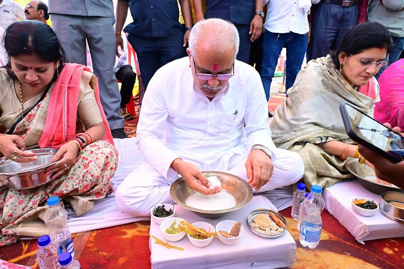 भूपेश बघेल ने अंतरराष्ट्रीय श्रमिक दिवस पर आयोजित कार्यक्रम में ली भाग..भूपेश बघेल ने भी बोरे-बासी का स्वाद लिया