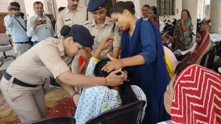 बिग ब्रेकिंग न्यूज़: 2 छोटे बच्चों के साथ SP ऑफिस पहुंची महिला ने खाया जहर, अस्पताल में भर्ती बिग ब्रेकिंग न्यूज़: 2 छोटे बच्चों के साथ SP ऑफिस पहुंची महिला ने खाया जहर, अस्पताल में भर्ती