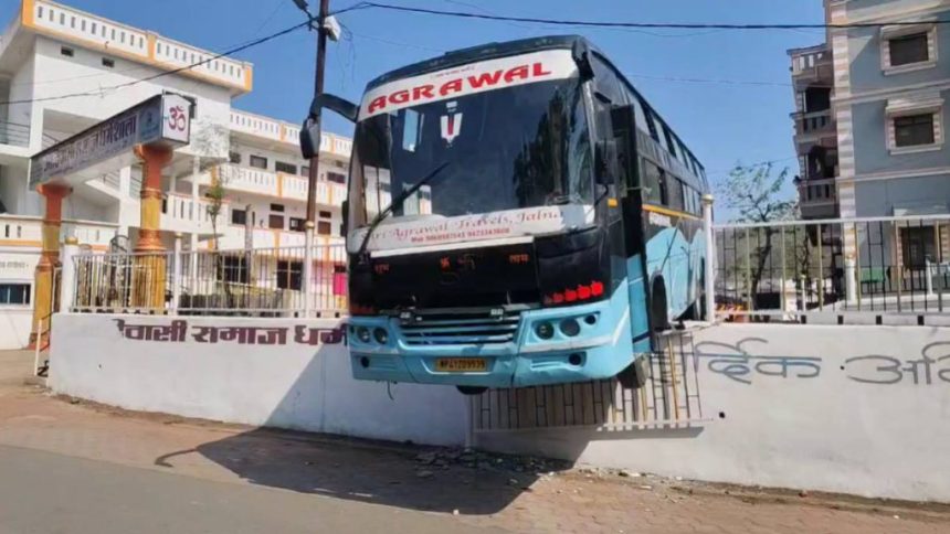 ओंकारेश्वर में बड़ा हादसा टला : यात्रियों से भरी बस धर्मशाला की दीवार पर अटकी, कोई जनहानि नहीं ओंकारेश्वर में बड़ा हादसा टला : यात्रियों से भरी बस धर्मशाला की दीवार पर अटकी, कोई जनहानि नहीं