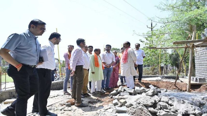 उप मुख्यमंत्री अरुण साव ने अटेंडेंस रजिस्टर पर गड़बड़ी मिलने पर लगाई फटकार, कहा – नगर पालिका के अनुपस्थित कर्मचारियों के खिलाफ होगी कार्रवाई उप मुख्यमंत्री अरुण साव ने अटेंडेंस रजिस्टर पर गड़बड़ी मिलने पर लगाई फटकार, कहा – नगर पालिका के अनुपस्थित कर्मचारियों के खिलाफ होगी कार्रवाई