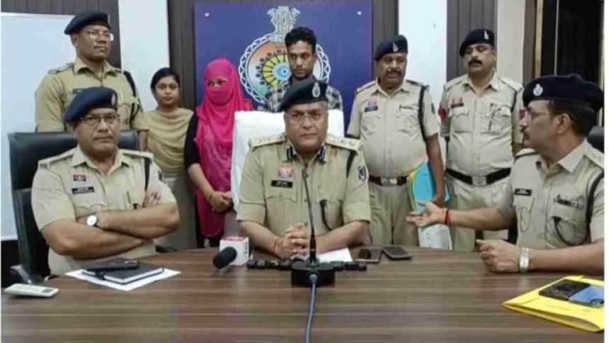 नाम बदलकर रह रहे बांग्लादेशी दंपती गिरफ्तार, निगरानीशुदा बदमाश के मकान में किराए पर रहते थे पति-पत्नी नाम बदलकर रह रहे बांग्लादेशी दंपती गिरफ्तार, निगरानीशुदा बदमाश के मकान में किराए पर रहते थे पति-पत्नी