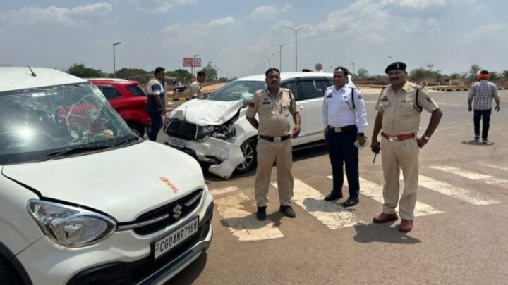CRPF DIG की इनोवा ने सेलेरियो कार को मारी टक्कर, महिला-पुरुष बच्चों समेत 4 गंभीर रूप से घायल…