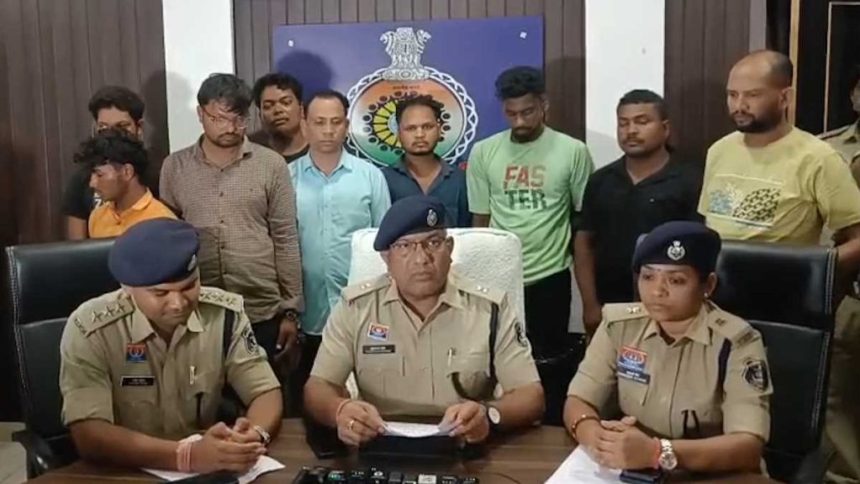 छत्तीसगढ़ : अश्लील वीडियो वायरल होने के बाद डॉक्टर ने की थी आत्महत्या, 9 आरोपी गिरफ्तार छत्तीसगढ़ : अश्लील वीडियो वायरल होने के बाद डॉक्टर ने की थी आत्महत्या, 9 आरोपी गिरफ्तार