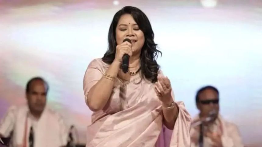 कैंसर से जंग हार गई 44 साल की असम की फेमस सिंगर गायत्री हजारिका… कैंसर से जंग हार गई 44 साल की असम की फेमस सिंगर गायत्री हजारिका…