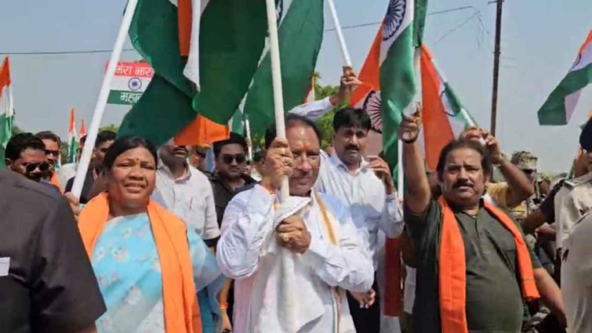 तिरंगा यात्रा में शामिल हुए मुख्यमंत्री साय, कहा- पीएम मोदी और देश के सैनिकों को बहादुरी और अदम्य साहस के लिए करते हैं सलाम… तिरंगा यात्रा में शामिल हुए मुख्यमंत्री साय, कहा- पीएम मोदी और देश के सैनिकों को बहादुरी और अदम्य साहस के लिए करते हैं सलाम…
