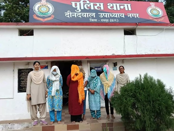 महादेव घाट मारपीट केस में नया मोड़: सेक्स रैकेट का पर्दाफाश, 5 युवतियां गिरफ्तार महादेव घाट मारपीट केस में नया मोड़: सेक्स रैकेट का पर्दाफाश, 5 युवतियां गिरफ्तार