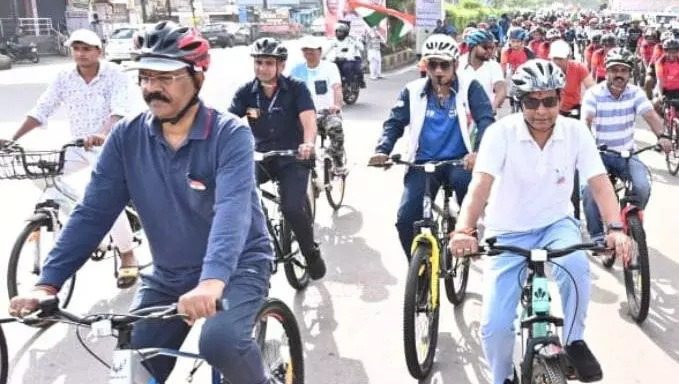 रायपुर में मंत्री और विधायकों ने मनाया विश्व साइकिल दिवस…